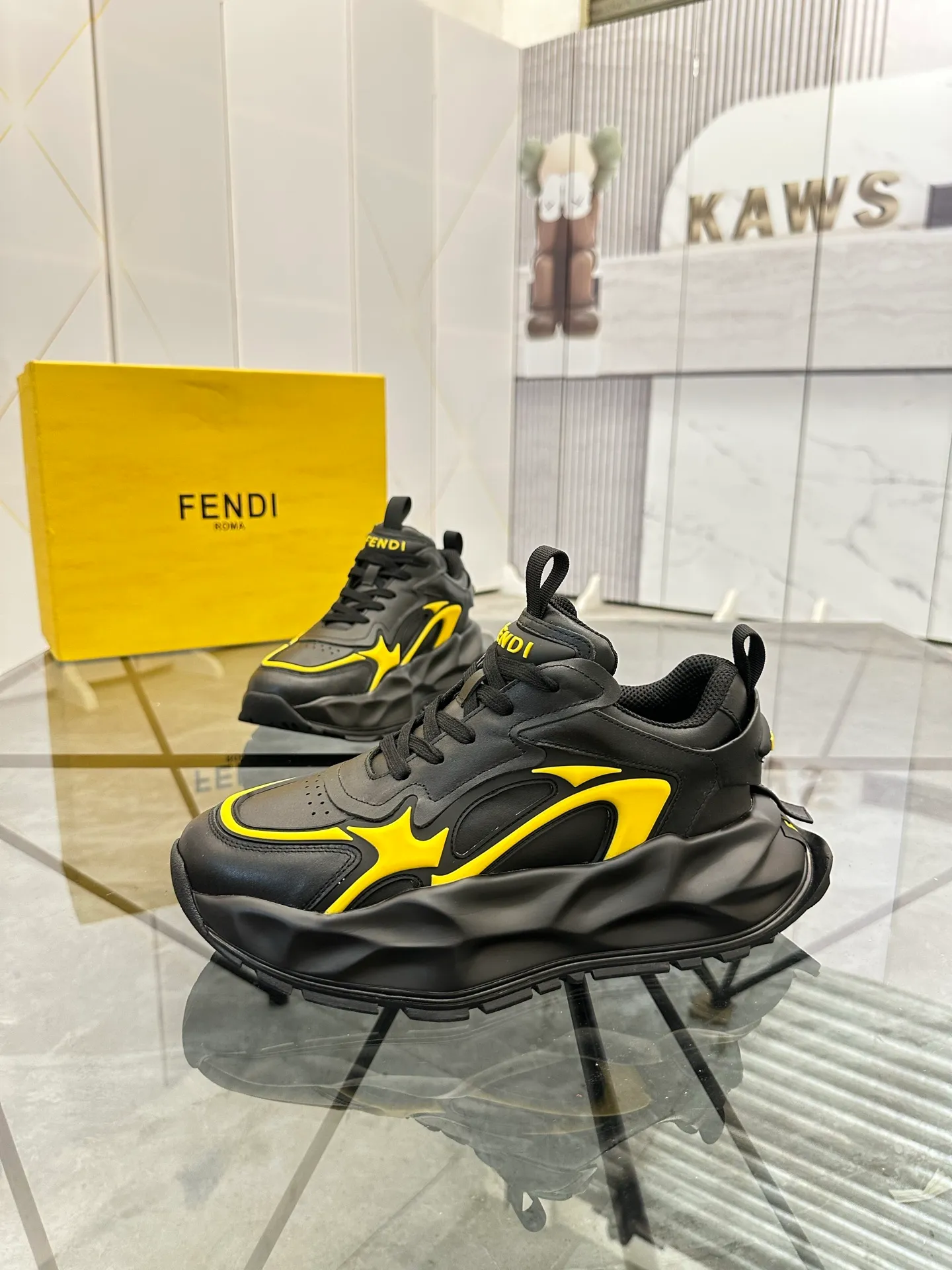 Men's shoes: 💰P580¥ Product trademark: Fendi* "Fendi*" low-top sports shoes Regular size: 39-44 (can be customized to 38.45.46) Product material: imported cowhide upper, breathable lining, original outsole. No.: 0008